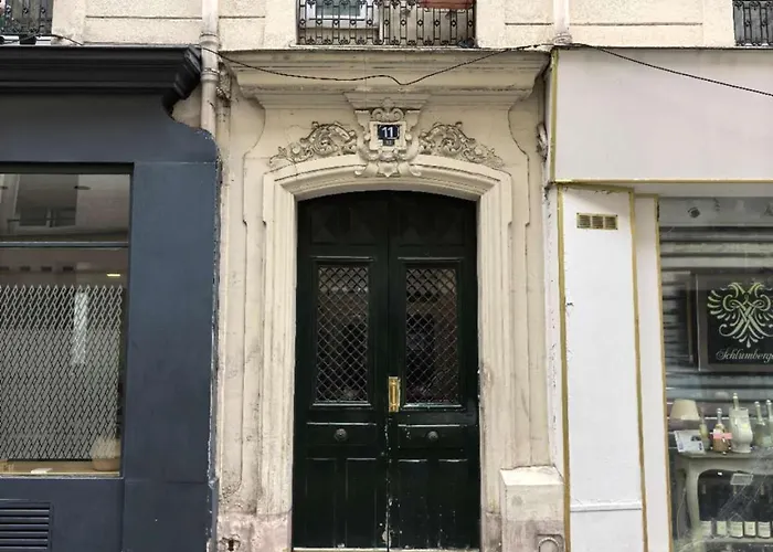 Eiffel Tower 6-min Walk Charming 3 Sleeper Apartman *